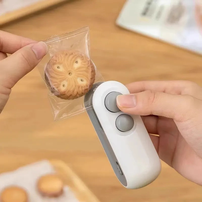 Mini Plastic Heat Bag Sealer Rechargeable 2 in 1 Food Sealer Clip Handheld Sealer Food Packaging Heat Sealer Sealant Machine